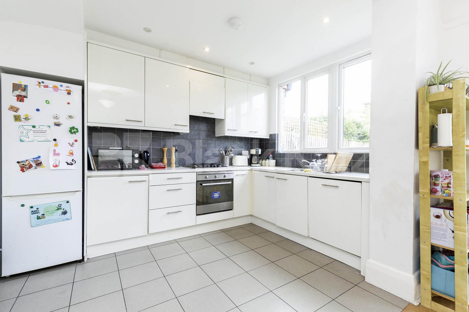 beautiful 3/4 bedroom house that will make the ideal home for a family Fairlawn Ave, East Finchley 